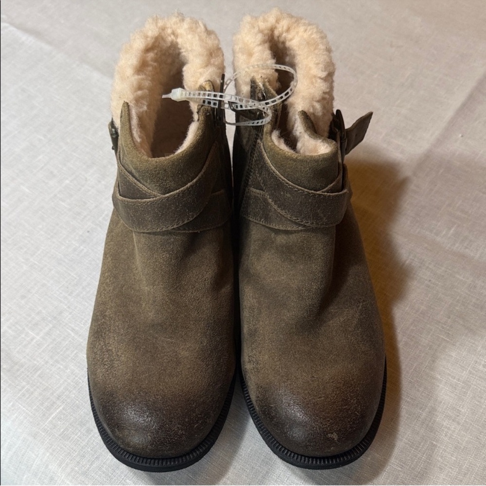 NWT UGG Women's Tan Shearling Buckle Boots